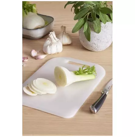 Laadukas ja kest=C3=A4v=C3=A4 kahvallinen leikkuulauta, jota on kevyt =
ja helppo k=C3=A4sitell=C3=A4. Valmistettu korkealaatuisesta muovista.=
 Konepesun kest=C3=A4v=C3=A4. Saatavilla useassa eri koossa. - Keittiöveitset, sakset ja leikkuulaudat - 6411760135910 - 2