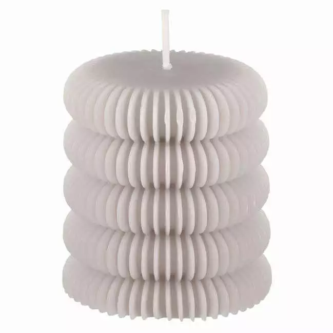 Pöytäkynttilä uurrettu harmaa läpivärjätty 6,5x8,2 cm - Pallokynttilät ja pöytäkynttilät - 6410416364964 - 1