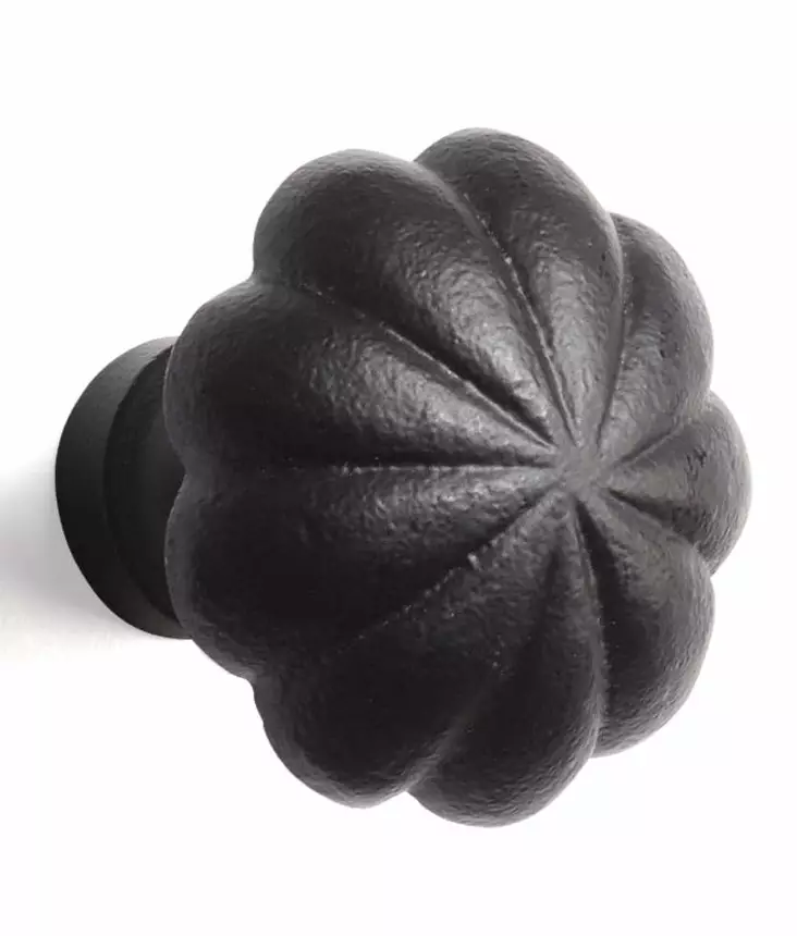 NUPPI LEO 33MM TAOTTU MUSTA HABO - Vetimet ja kaappihelat - 7317900186226 - 1